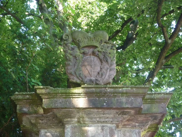 hx-neuescorveyertor-stephanberg-1 Wappen aus Sandstein auf Steinpfeiler