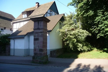 hx-nicolaitor-stephanberg Sandsteinpfeiler mit Haus im Hintergrund