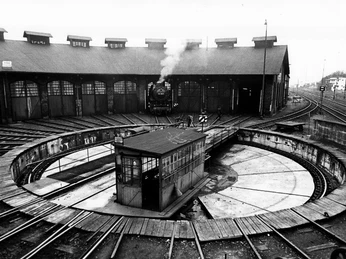 Historische Aufnahmen vom Lokschuppen mit Drehscheibe