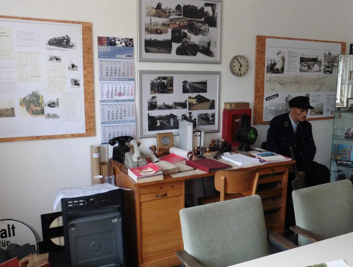 Innenansicht von einem historischen Bahnwärterbüro