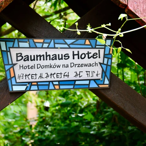 Kulturinsel Einsiedel_Eingang zum Baumhaushotel©Fravely (4).jpeg