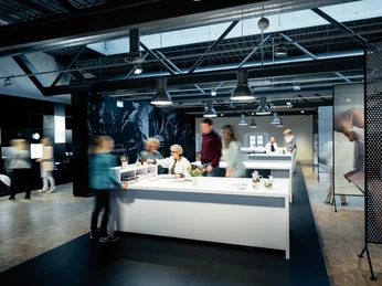 Porzellinerin an einem Showarbeitsplatz in der Besucherwerkstatt