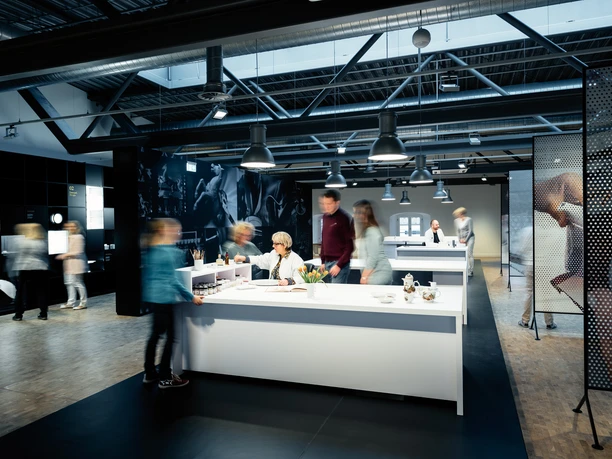 Porzellinerin an einem Showarbeitsplatz in der Besucherwerkstatt