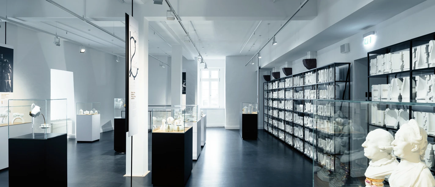 Ausstellungsraum mit Glasvitrinen und Porzellanfiguren im Museum Schloss Fürstenberg.