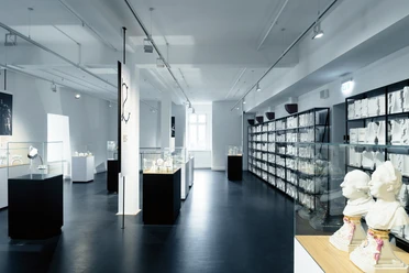 museum-schloss-fuerstenberg-ausstellung1 Ausstellungsraum mit Glasvitrinen und Porzellanfiguren im Museum Schloss Fürstenberg.
