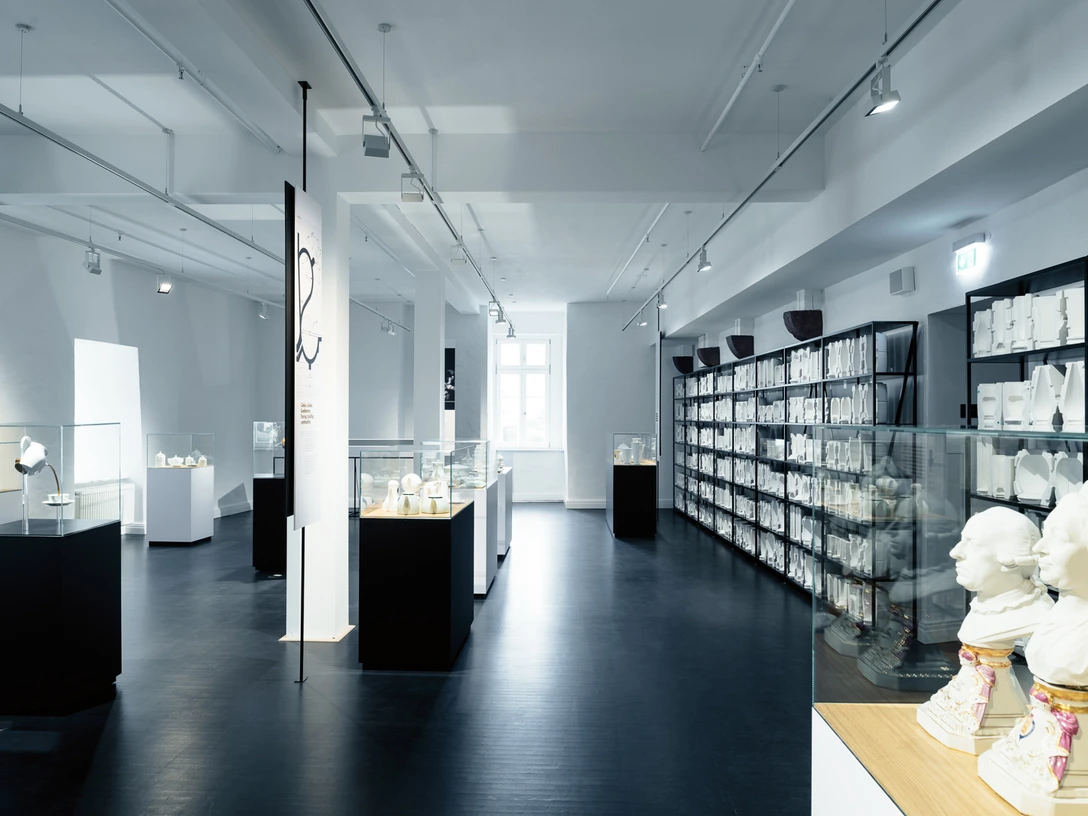museum-schloss-fuerstenberg-ausstellung1 Ausstellungsraum mit Glasvitrinen und Porzellanfiguren im Museum Schloss Fürstenberg.