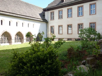 Klostergarten an zwei Seiten von Klostergebäuden umgeben