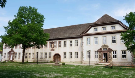 koptisches-kloster-brenkhausen-hausansicht Aussenansicht Koptisches Kloster Brenkhausen mit Rasenfläche