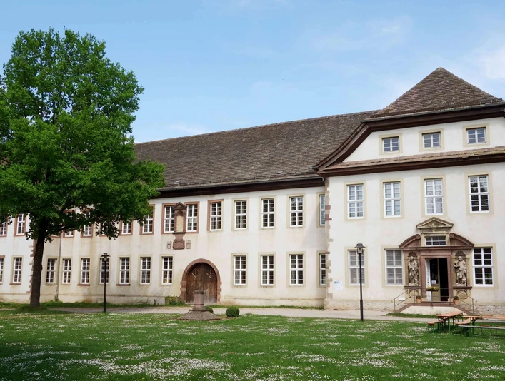 koptisches-kloster-brenkhausen-hausansicht Aussenansicht Koptisches Kloster Brenkhausen mit Rasenfläche