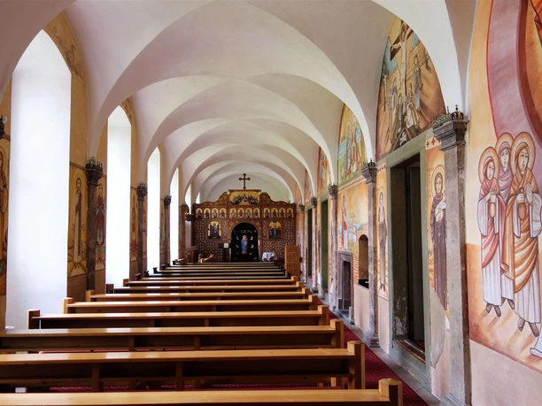 koptisches-kloster-brenkhausen-klosterkapelle Klosterkapelle mit Wandmalereien und Kirchenbänken