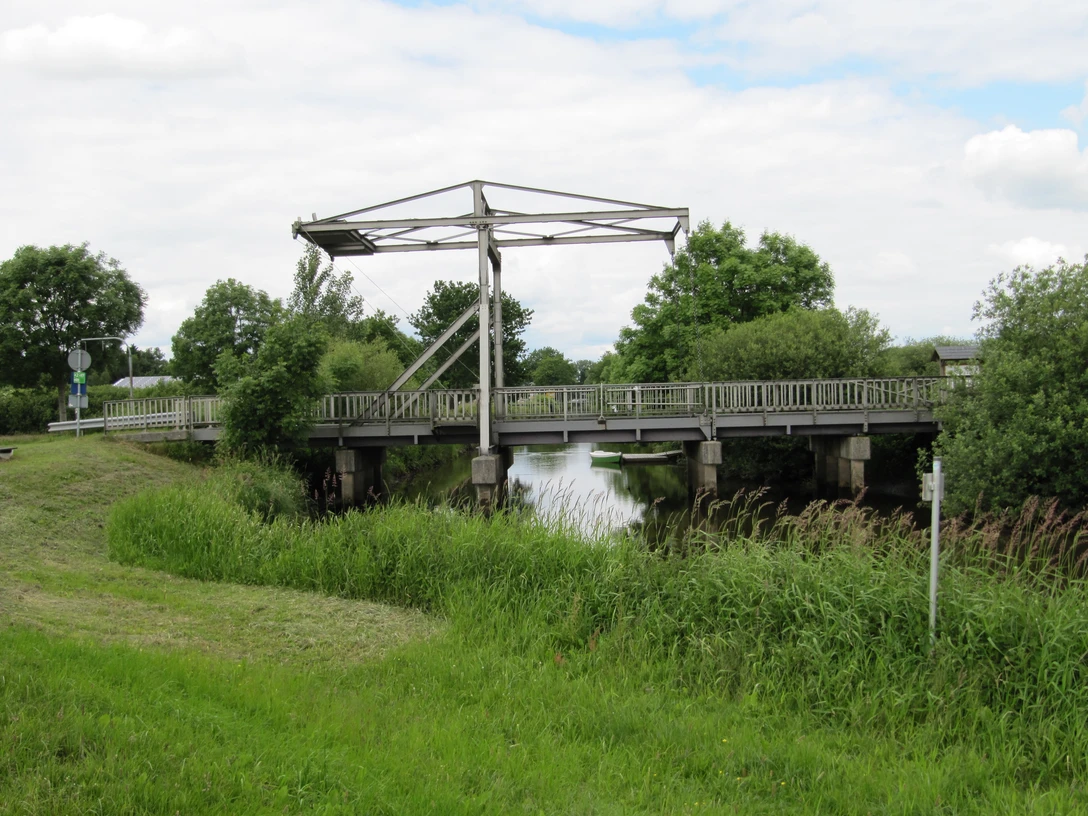 Staaßenbrücke Die Staaßenbrücke überquert den Nordloh-Kanal, eingebettet in eine üppig grüne Naturlandschaft.