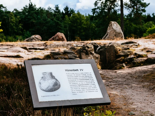 Grabanlage Informationstafel Hünenbett IV vor prähistorischer Grabanlage in der Oldendorfer Totenstatt.