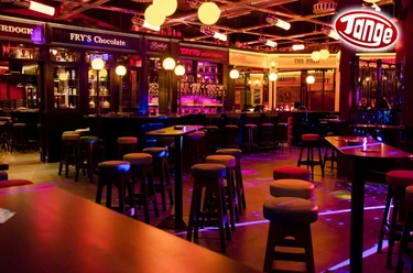 Bar_Disco Tange Innenansicht der Bar Disco Tange mit gemütlichem Ambiente, bunten Lichtern und einer lebhaften Atmosphäre, ideal für gesellige Abende.