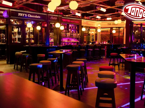 Bar_Disco Tange Innenansicht der Bar Disco Tange mit gemütlichem Ambiente, bunten Lichtern und einer lebhaften Atmosphäre, ideal für gesellige Abende.