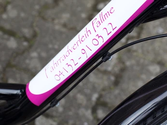 Fahrradverleih Pallme Das Bild zeigt den markanten Schriftzug „Fahrradverleih Pallme“ auf einem Fahrradrahmen.