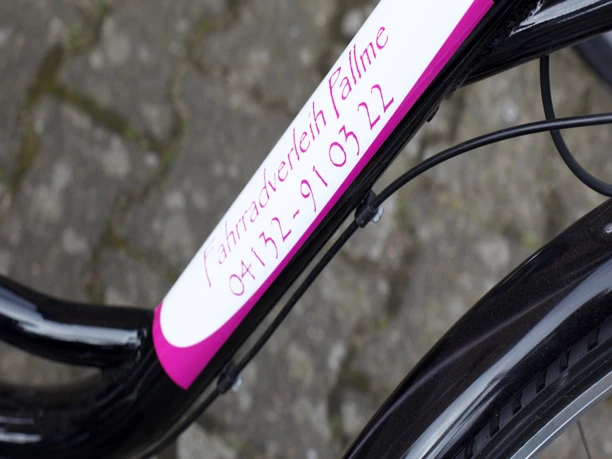 Fahrradverleih Pallme Das Bild zeigt den markanten Schriftzug „Fahrradverleih Pallme“ auf einem Fahrradrahmen.