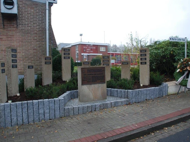 St.-Johannis-Kirche Haren (Ems) Gedenkstätte mit Steinstelen und Namenstafeln neben der St.-Johannis-Kirche in Haren (Ems).
