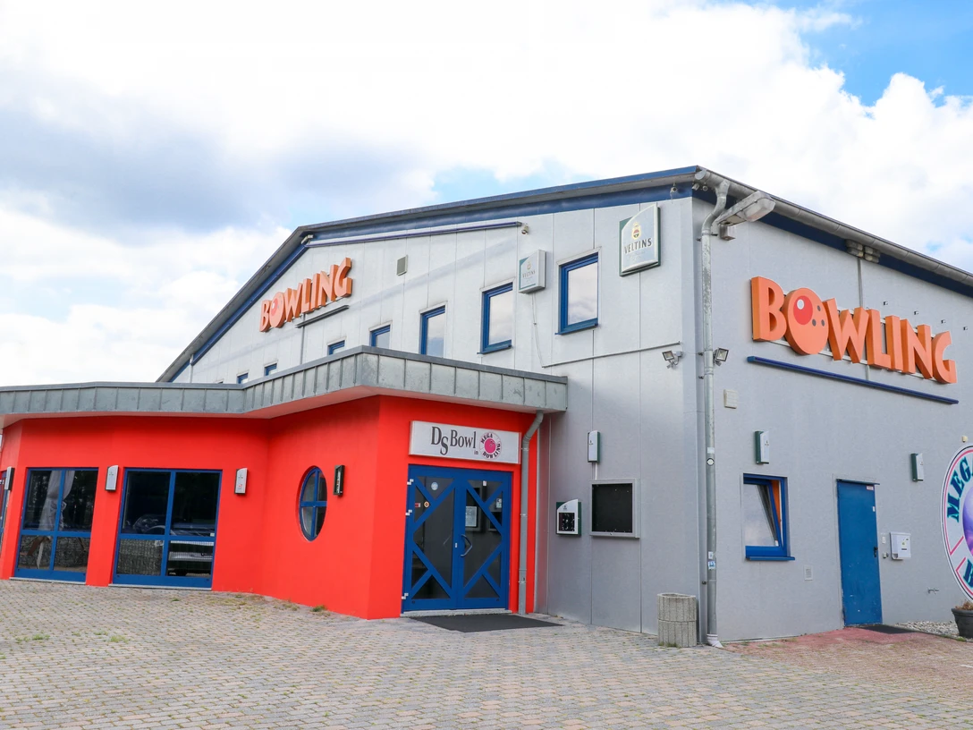 DS Bowl in Lingen Modernes Bowlingcenter mit grauer Fassade, rotem Eingangsbereich und blauen Türen in Lingen.
