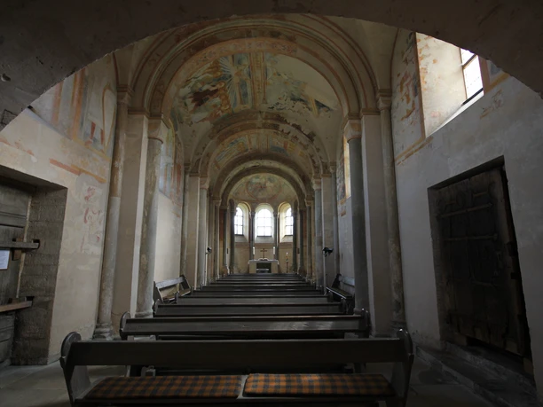 Innenraum Sigwardskirche Innenraum der Sigwardskirche mit romanischem Gewölbe, Bänken und altem Wandfresko.