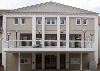 Stadttheater Wunstorf, Außenansicht Das Stadttheater Wunstorf zeigt eine schlichte Fassade mit mehreren Fenstern und einem überdachten Eingang.