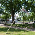 Treffpunkf für Gästeführungen Eine Fahne mit der Aufschrift "Treffpunkt Führungen" neigt sich neben einem Weg in einem grünen Parkbereich.A flag with the inscription "Treffpunkt Führungen" (meeting point for guided tours) leans next to a path in a green park area.Et flag med påskriften "Treffpunkt Führungen" (mødested for guidede ture) står ved siden af en sti i et grønt parkområde.Een vlag met het opschrift "Treffpunkt Führungen" (trefpunt voor rondleidingen) hangt naast een pad in een groen parkgebied.