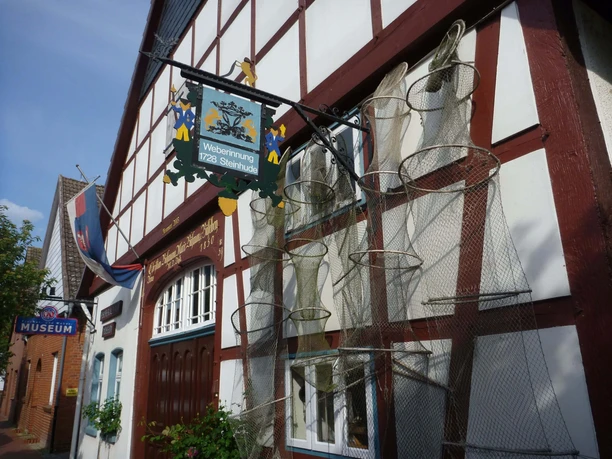 The picture shows the facade of the Steinhuder Museum with a traditional half-timbered house.