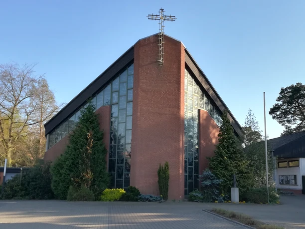 St. Hedwig Kirche Steinhude Die St. Hedwig Kirche Steinhude beeindruckt mit ihrer modernen Architektur aus rotem Backstein.