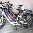 Fahrradverleih Nülle Mehrere Stadtfahrräder stehen geordnet nebeneinander auf einem Betonboden in einem Fahrradverleih.