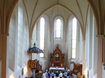 Kloster Mariensee Im Innenraum des Klosters Mariensee versammelt sich eine Gruppe vor einem historischen Altar.A group gathers in front of a historic altar in the interior of Mariensee Monastery.En gruppe samles foran et historisk alter i det indre af Mariensee-klosteret.Een groep verzamelt zich voor een historisch altaar in het interieur van het Mariensee klooster.