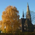 Hagenburg Kirche Herbsttag Eine herbstliche Ansicht der Hagenburger Kirche mit einem goldgelben Baum und strahlend blauem Himmel.
