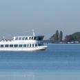 Personenschiff Steinhude Das Bild zeigt ein weißes Passagierschiff namens "Steinhude" auf dem Steinhuder Meer mit blauen Himmel im Hintergrund.The picture shows a white passenger ship named "Steinhude" on the Steinhuder Meer with a blue sky in the background.Billedet viser et hvidt passagerskib ved navn "Steinhude" på Steinhuder Meer med en blå himmel i baggrunden.De foto toont een wit passagiersschip met de naam "Steinhude" op het Steinhuder Meer met een blauwe lucht op de achtergrond.