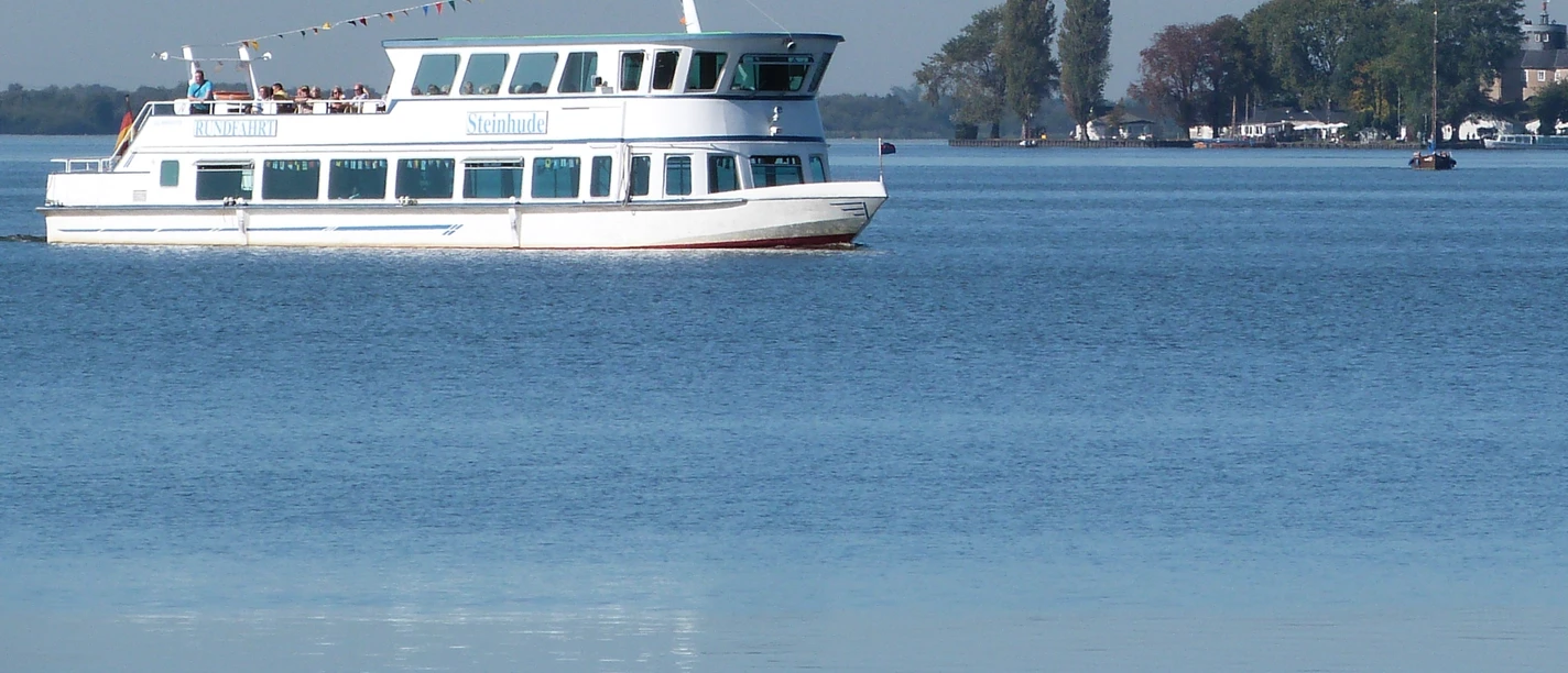 Personenschiff Steinhude The picture shows a white passenger ship named "Steinhude" on the Steinhuder Meer with a blue sky in the background.
