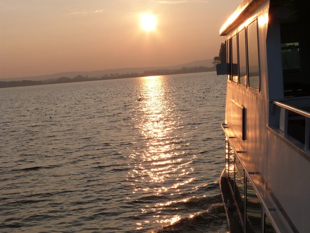 Steinhude Sonnenuntergang The evening sun is reflected in the water of the Steinhuder Meer as a boat passes by.