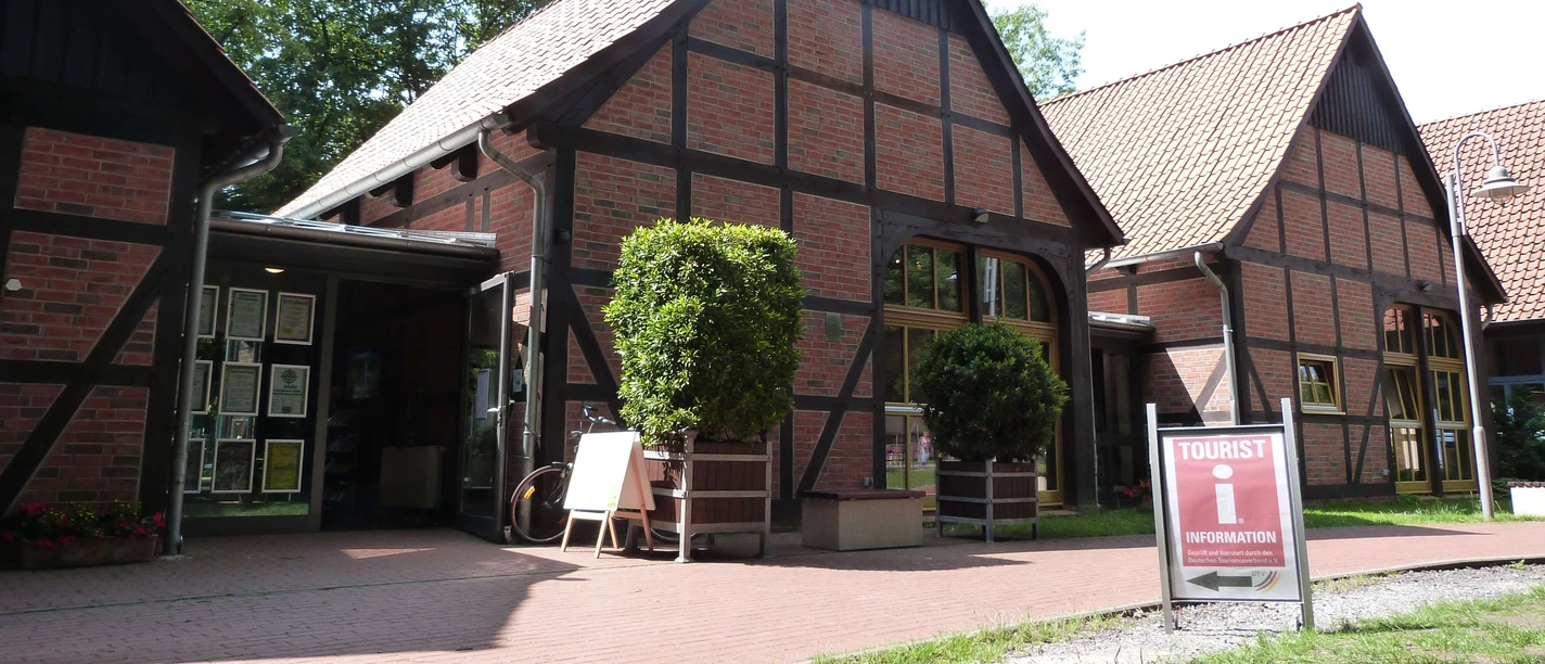 Half-timbered tourist information center in Steinhude: Inviting brick building with green surroundings.