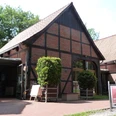 Touristinfo Steinhude Fachwerk-Touristinfo in Steinhude: Einladendes Backsteingebäude mit grüner Umgebung.