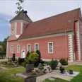 Schloss Ricklingen Kirche Historische Kirche aus rotem Backstein mit markantem Turm, umgeben von gepflegtem Friedhof.