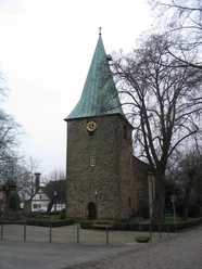 Kirche Luthe Historische Kirche in Luthe, Niedersachsen mit hohem, spitzen Turm und steinerner Fassade.