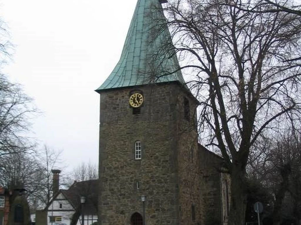 Kirche Luthe Historische Kirche in Luthe, Niedersachsen mit hohem, spitzen Turm und steinerner Fassade.