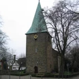 Kirche Luthe Historische Kirche in Luthe, Niedersachsen mit hohem, spitzen Turm und steinerner Fassade.