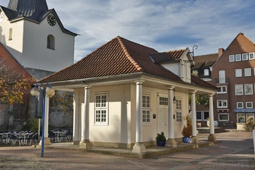 Alte Wache Neustadt Alte Wache Neustadt, ein kleines, historisches Gebäude mit rotem Ziegeldach und weißen Säulen.