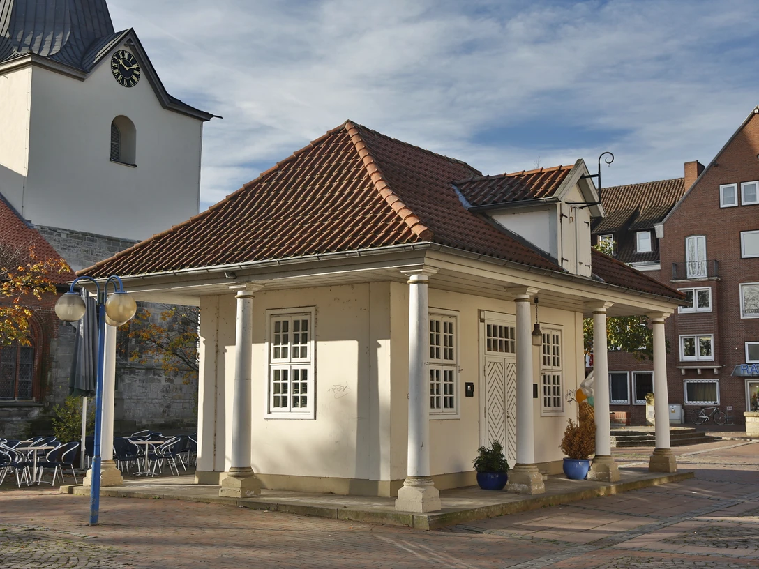 Alte Wache Neustadt Alte Wache Neustadt, ein kleines, historisches Gebäude mit rotem Ziegeldach und weißen Säulen.