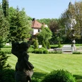 Barockgarten Rheder mit gepflegtem Rasen, Hecken, einem Brunnen und einer Statue in ruhiger Umgebung.