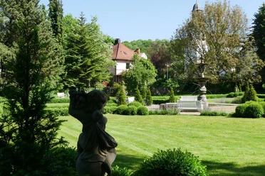Barockgarten Rheder Barockgarten Rheder mit gepflegtem Rasen, Hecken, einem Brunnen und einer Statue in ruhiger Umgebung.