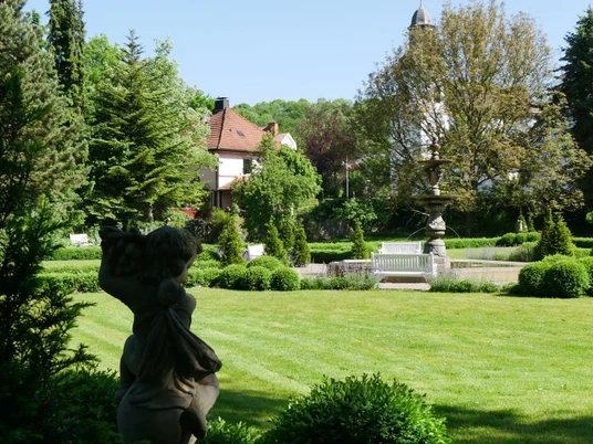 Barockgarten Rheder Barockgarten Rheder mit gepflegtem Rasen, Hecken, einem Brunnen und einer Statue in ruhiger Umgebung.