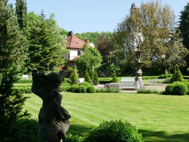 Barockgarten Rheder Barockgarten Rheder mit gepflegtem Rasen, Hecken, einem Brunnen und einer Statue in ruhiger Umgebung.
