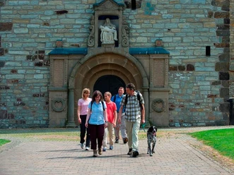 Eingangsportal der Pfarrkirche Paderborn-Neuenbeken Mehrere Personen vor dem historischen Eingang der Pfarrkirche Paderborn-Neuenbeken.
