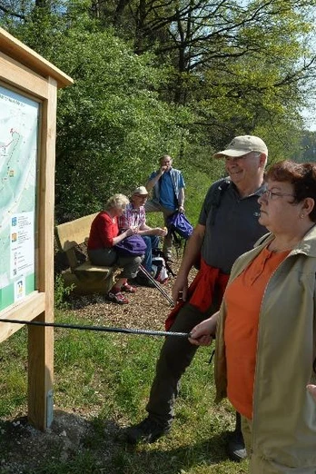 Informationstafel "Paderborner Karstrundweg" im Ellerbachtal Wanderer studieren intensiv die Route des Paderborner Karstrundwegs an einer Informationstafel.