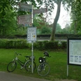 Zwei Fahrräder stehen am Startpunkt der Paderborn-Touren am Maspernplatz neben Wegweisern und Infotafel.