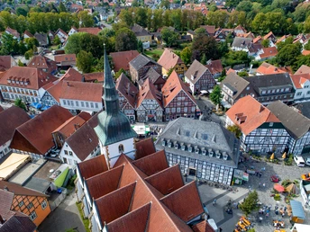 Luftansicht der Pfarrkirche St. Johannes Baptist Historische Fachwerkhäuser und die Kirchenspitze prägen die Altstadtansicht eines malerischen Ortes.