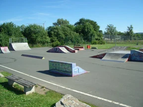 Sport-Kombiplätze in Bad Lippspringe mit Halfpipes, Ramps und freien Flächen aus Asphalt.